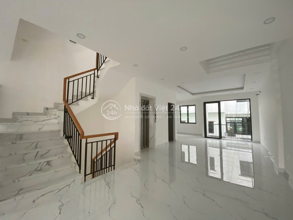 Chủ cần cho thuê nguyên tầng 1 căn Shophouse vị trí đẹp ngay phố đi bộ