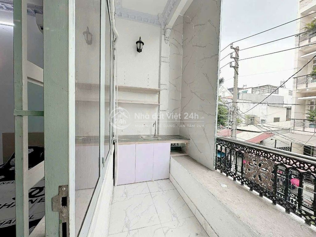 PHÒNG BAN CÔNG STUDIO TÁCH BẾP gần CV LÀNG HOA