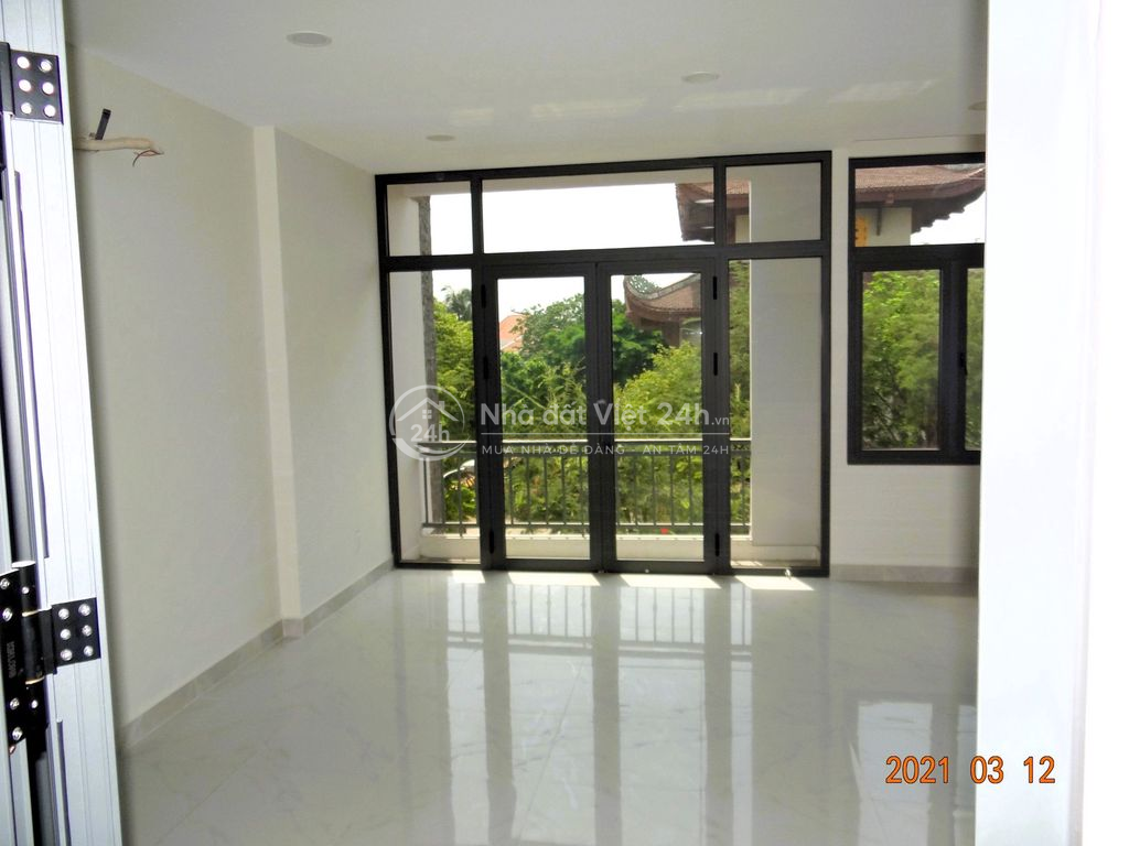 Cho thuê nhà mặt tiền kinh doanh 1 hầm 3 tầng phường Bình Thọ