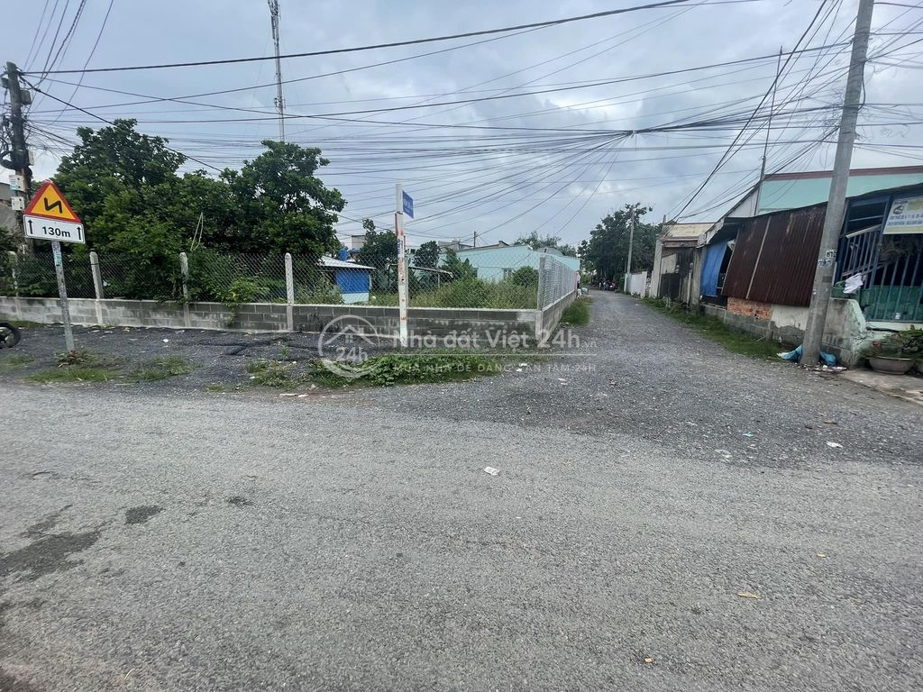 KẸT TIỀN BÁN GẤP LÔ GÓC 341M2 NGAY TTHCN CHƠN THÀNH, KCN BECAMEX 880TR
