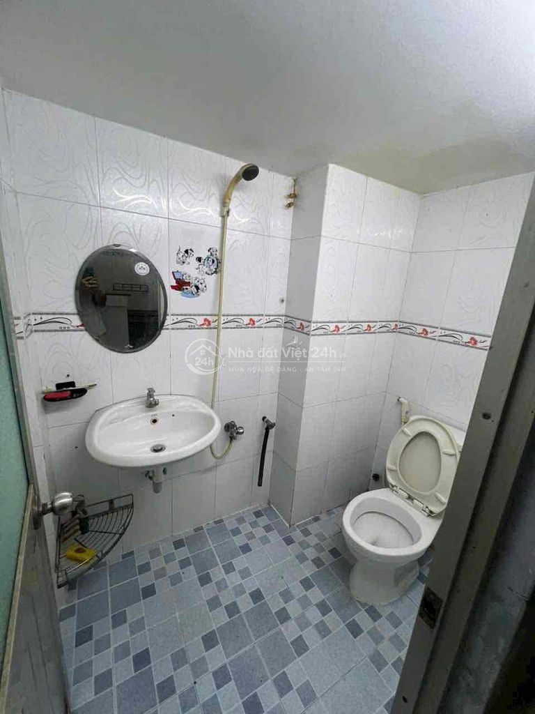 nguyên căn hẻm CMT8 (4x9m 3 lầu 3pn 4ưc)
