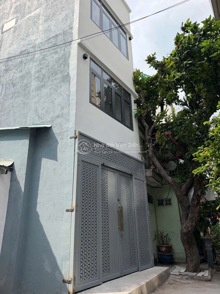 Nhà mới 3 lầu ngay ngã tư Âu Cơ-Lạc Long Quân, gần Chợ Tân Bình.