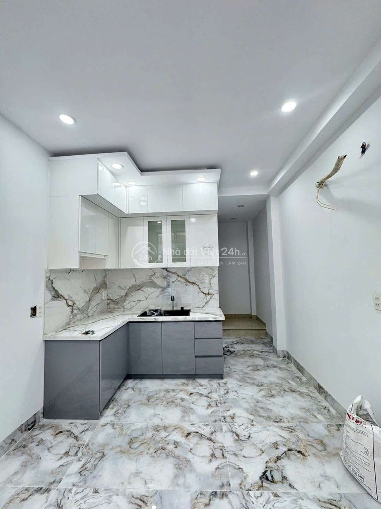 Nhà mới 3 lầu ngay ngã tư Âu Cơ-Lạc Long Quân, gần Chợ Tân Bình.