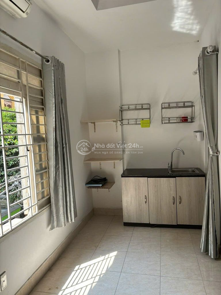 CHO THUÊ PHÒNG ĐẦY ĐỦ NỘI THẤT CÓ CỬA SỔ BAN CÔNG GẦN SÂN BAY
