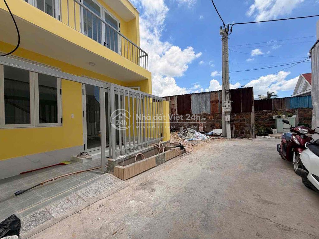 Nhà sổ hồng hoàn công