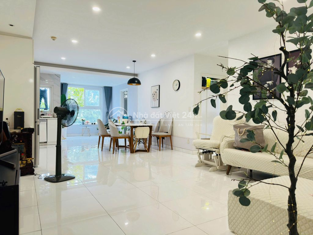 Screc Tower, Q3, 110m2, 3PN, 3WC, view Đông Nam sổ hồng