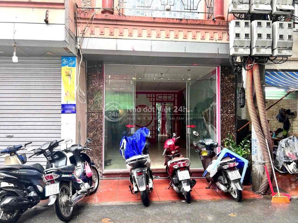 Cho thuê mặt bằng kinh doanh mặt phố Đê La Thành nhỏ