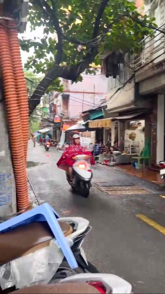 Cho thuê mặt bằng kinh doanh mặt phố Đê La Thành nhỏ