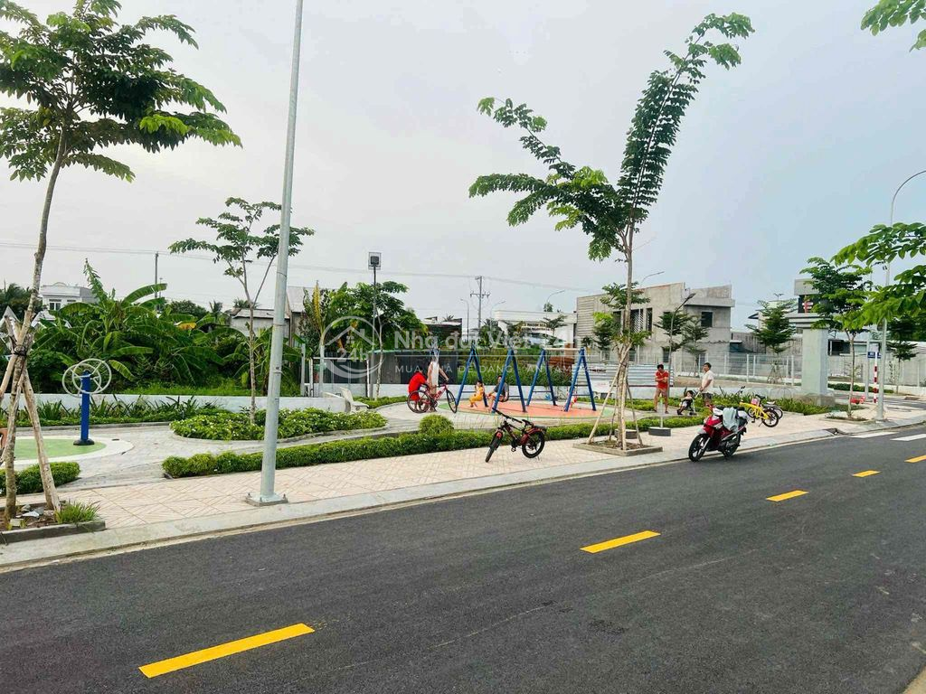 BÁN CẶP NỀN ĐỐI DIỆN CÔNG VIÊN