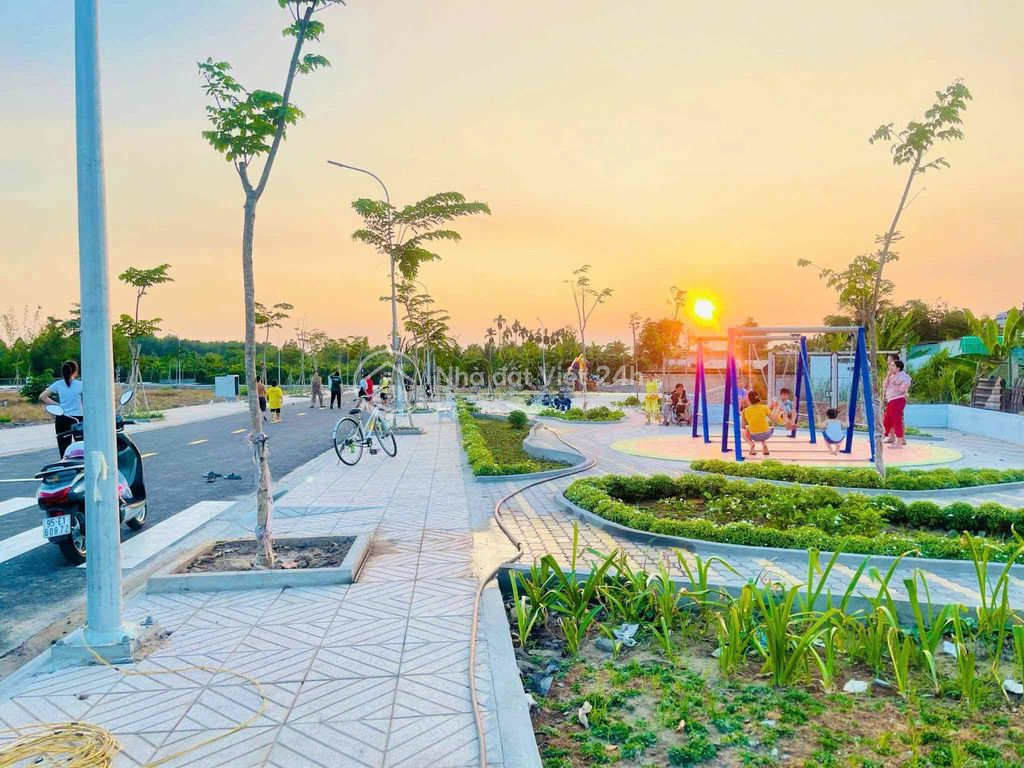 BÁN CẶP NỀN ĐỐI DIỆN CÔNG VIÊN
