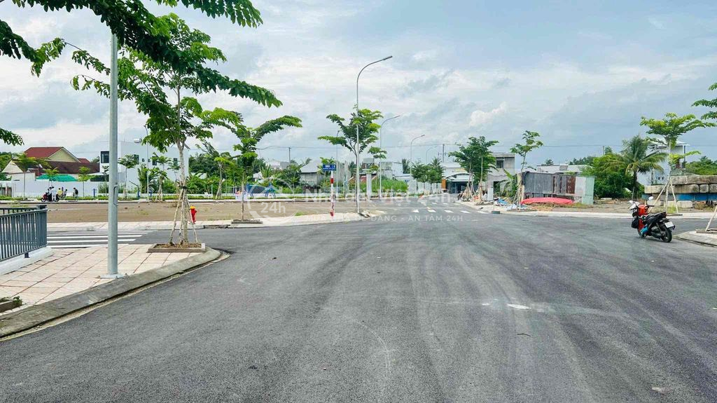 BÁN CẶP NỀN ĐỐI DIỆN CÔNG VIÊN