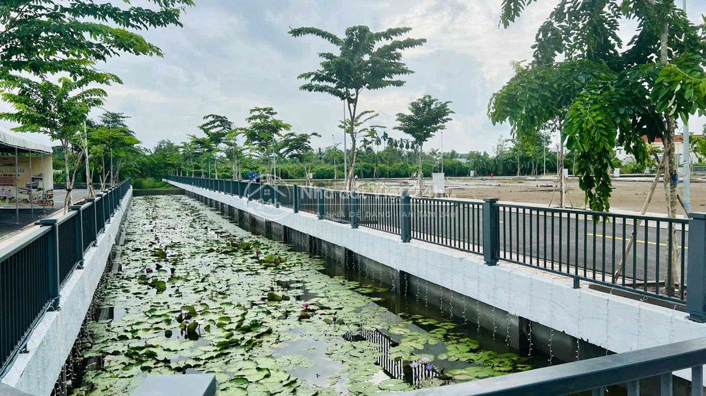 BÁN CẶP NỀN ĐỐI DIỆN CÔNG VIÊN