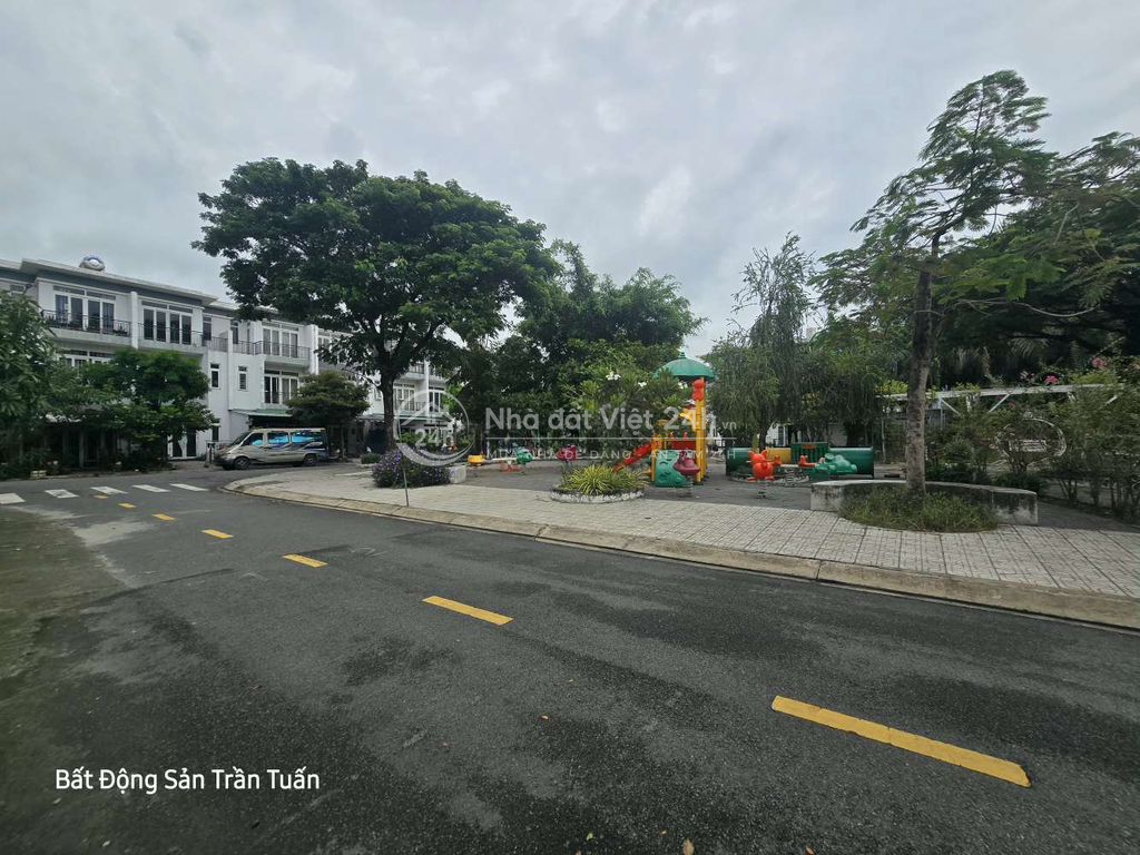 View Công Viên, sổ hồng Hoàn công, 2 lầu 3 tấm, sát Hóc Môn