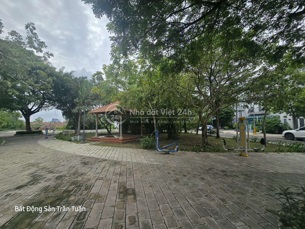 View Công Viên, sổ hồng Hoàn công, 2 lầu 3 tấm, sát Hóc Môn