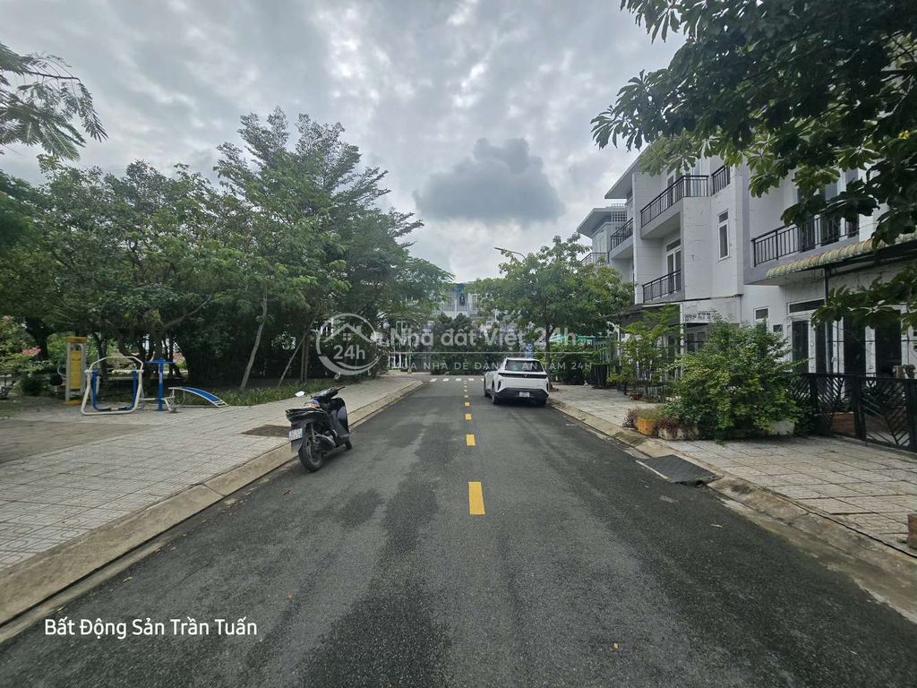 View Công Viên, sổ hồng Hoàn công, 2 lầu 3 tấm, sát Hóc Môn