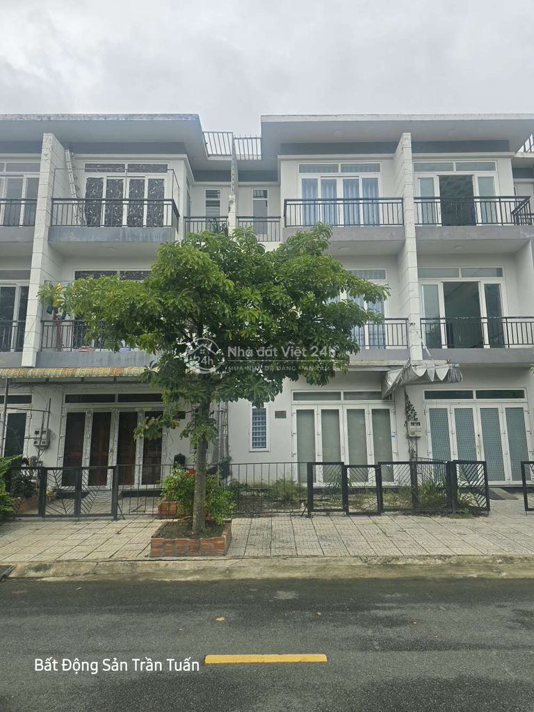 View Công Viên, sổ hồng Hoàn công, 2 lầu 3 tấm, sát Hóc Môn