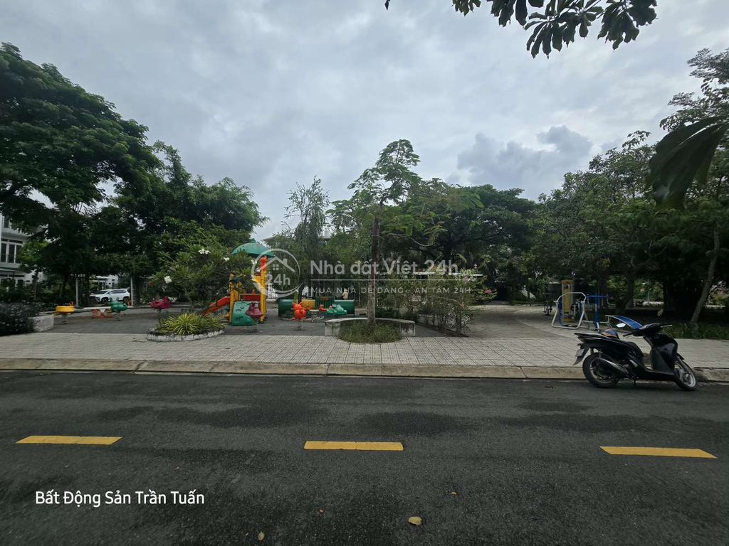 View Công Viên, sổ hồng Hoàn công, 2 lầu 3 tấm, sát Hóc Môn