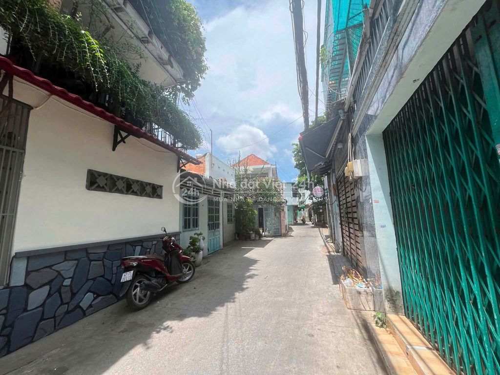 Bán gấp nhà hxh thông Phan Văn Trị, gần vincom, dt 102m2