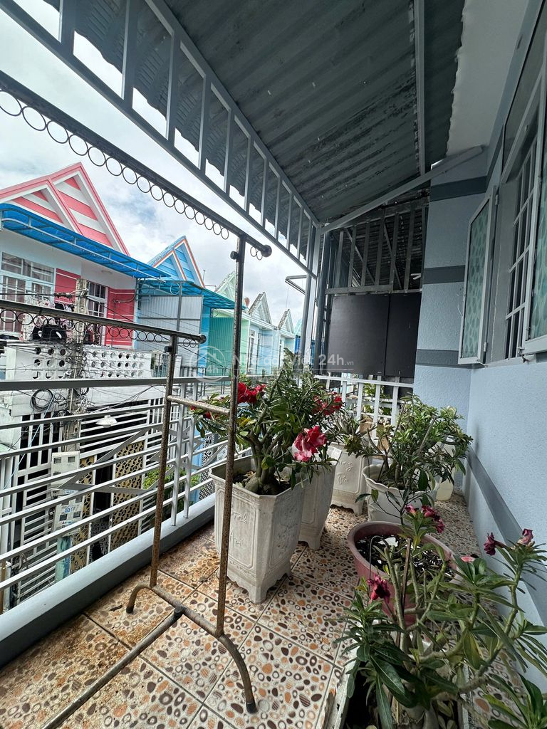 Nhà Mới, Diện tích lớn 62m đất, hẻm xe hơi, 2 tầng, đường QL50