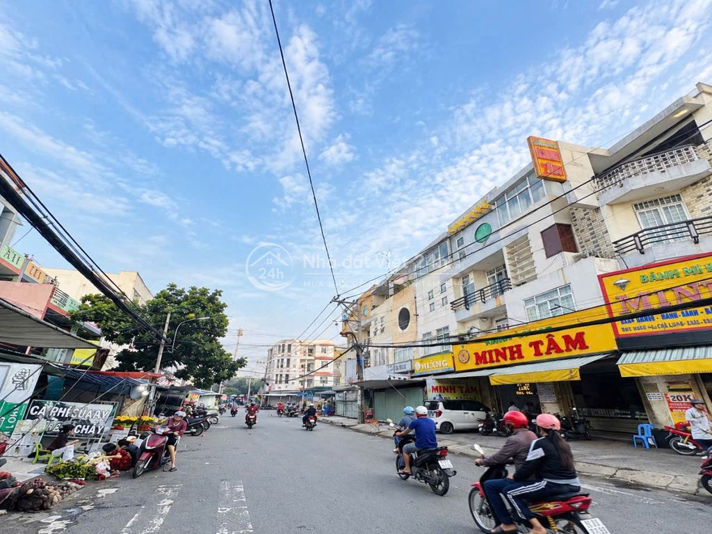 BÁN NHÀ MẶT TIỀN ĐƯỜNG LỘ TẺ ( Trục chính Lộ Tẻ- đối diện cổng chợ)