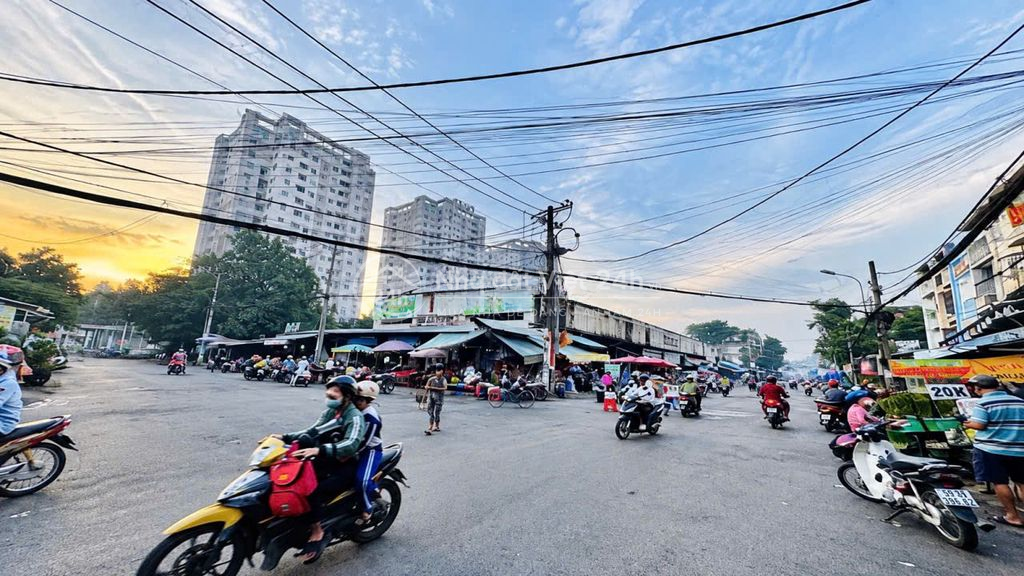 BÁN NHÀ MẶT TIỀN ĐƯỜNG LỘ TẺ ( Trục chính Lộ Tẻ- đối diện cổng chợ)