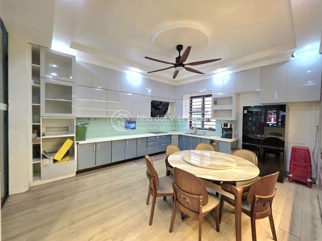 Cho thuê nhà đẹp full nội thất 4 tầng có thang máy đường Tiểu La