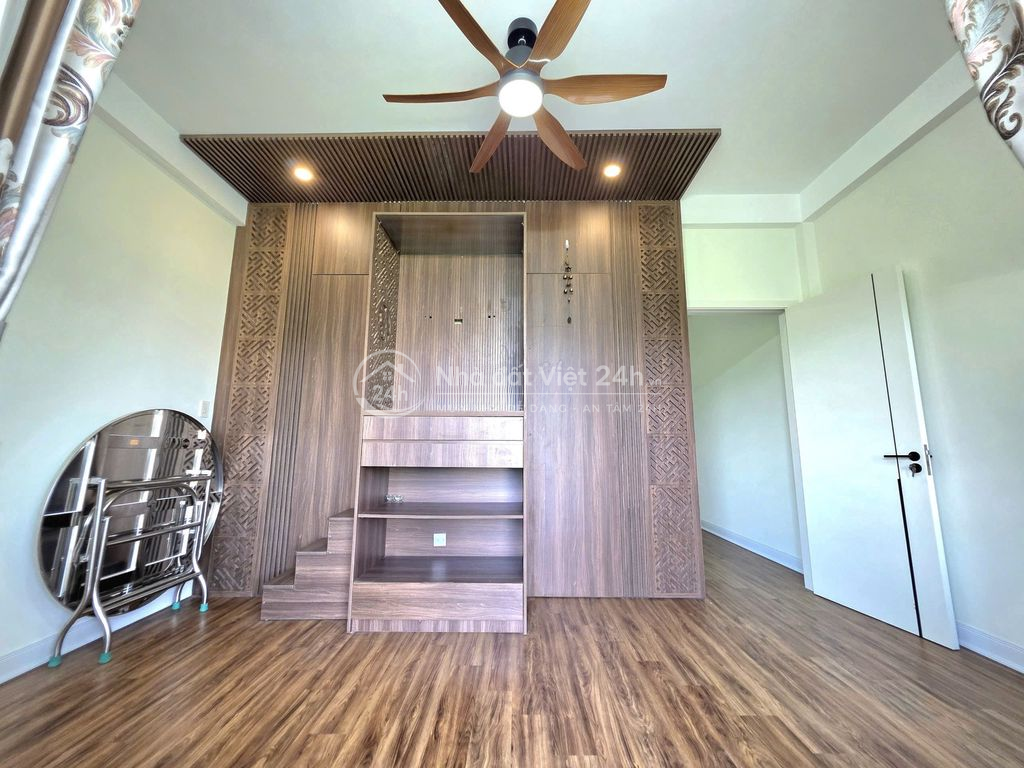 Cho thuê nhà đẹp full nội thất 4 tầng có thang máy đường Tiểu La