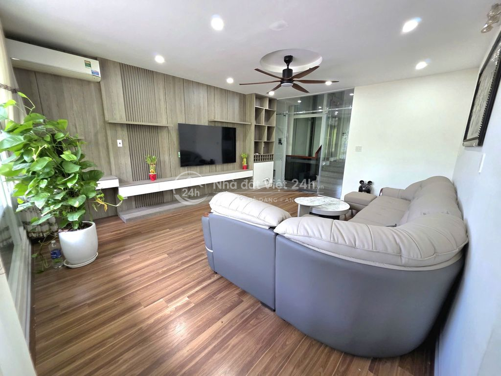 Cho thuê nhà đẹp full nội thất 4 tầng có thang máy đường Tiểu La