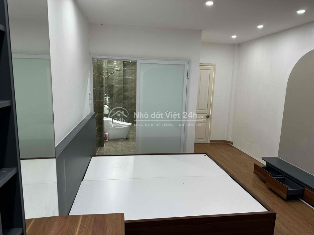 Nhà 4 tầng 60m2 có sân riêng