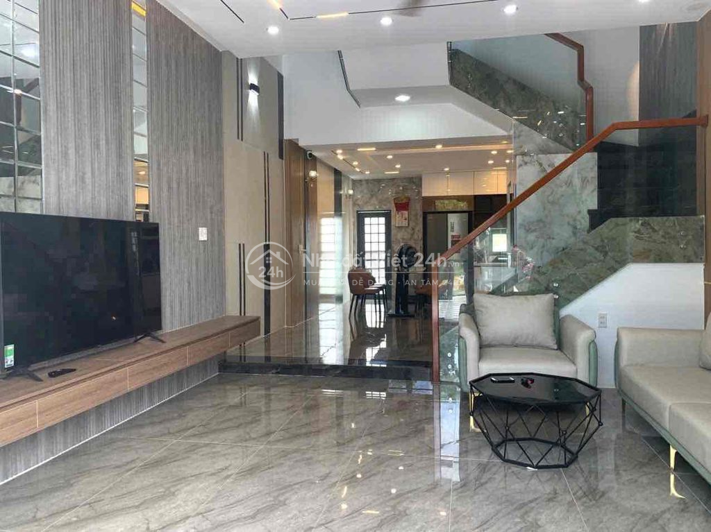 Nhà đẹp 3 tầng funl. nội thất Gần biển cho thuê