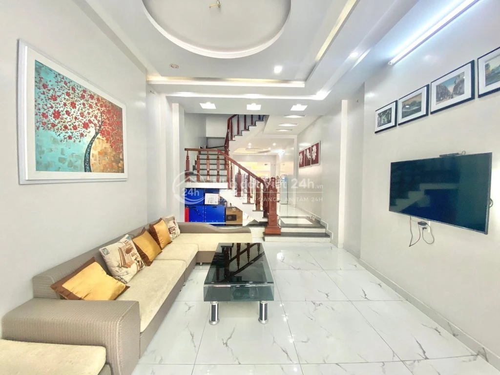 Cho thuê nhà nguyên căn phố Văn Cao, DT:80m2, 5 ngủ khép kín.