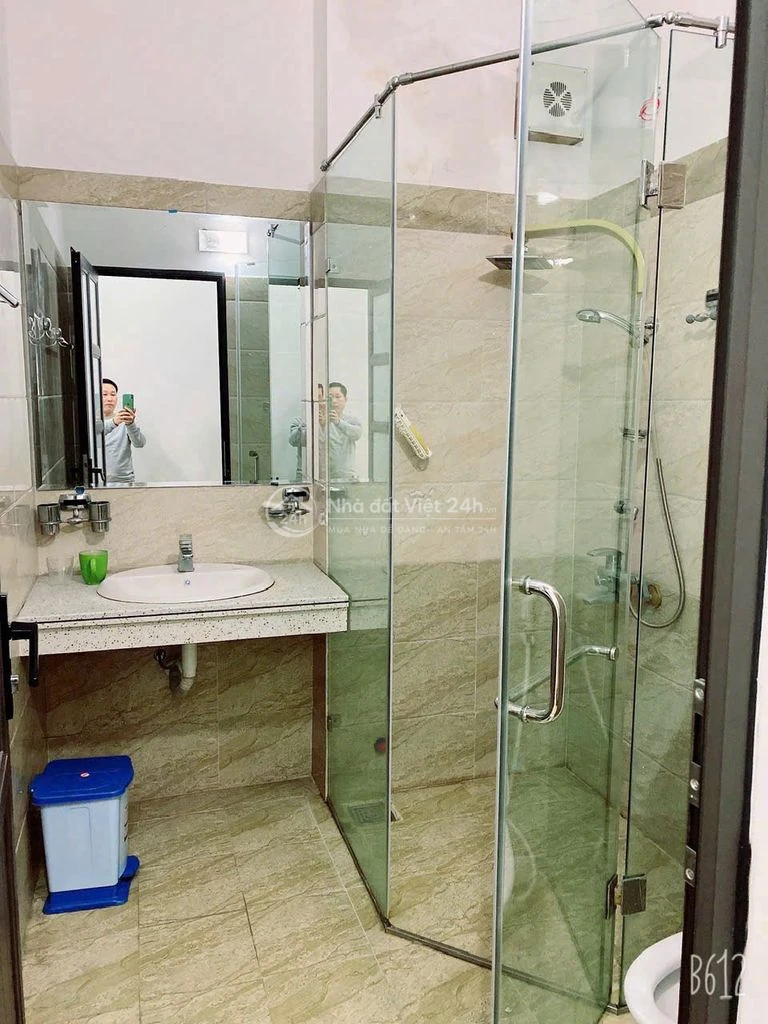 Cho thuê nhà nguyên căn phố Văn Cao, DT:80m2, 5 ngủ khép kín.