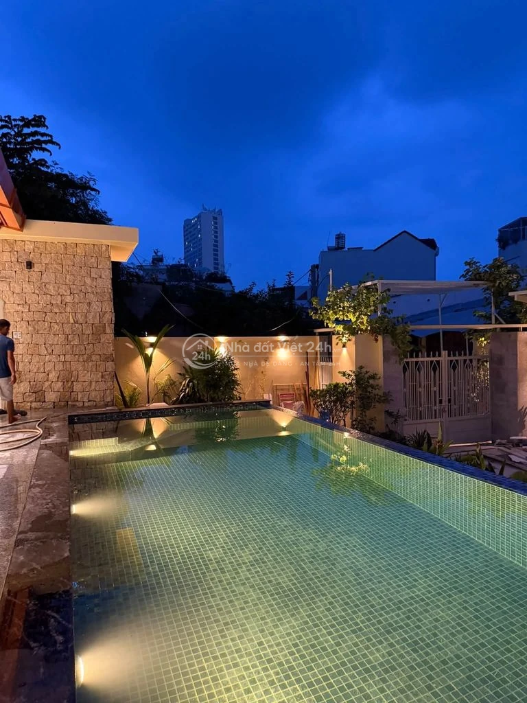 VILLA SÂN VƯỜN - CÓ HỒ BƠI - 3 PHÒNG NGỦ - FULL NỘI THẤT - PHÍA BẮC
