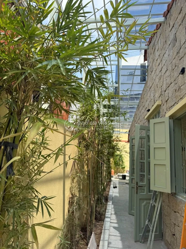 VILLA SÂN VƯỜN - CÓ HỒ BƠI - 3 PHÒNG NGỦ - FULL NỘI THẤT - PHÍA BẮC