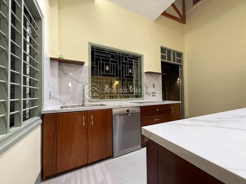 VILLA SÂN VƯỜN - CÓ HỒ BƠI - 3 PHÒNG NGỦ - FULL NỘI THẤT - PHÍA BẮC