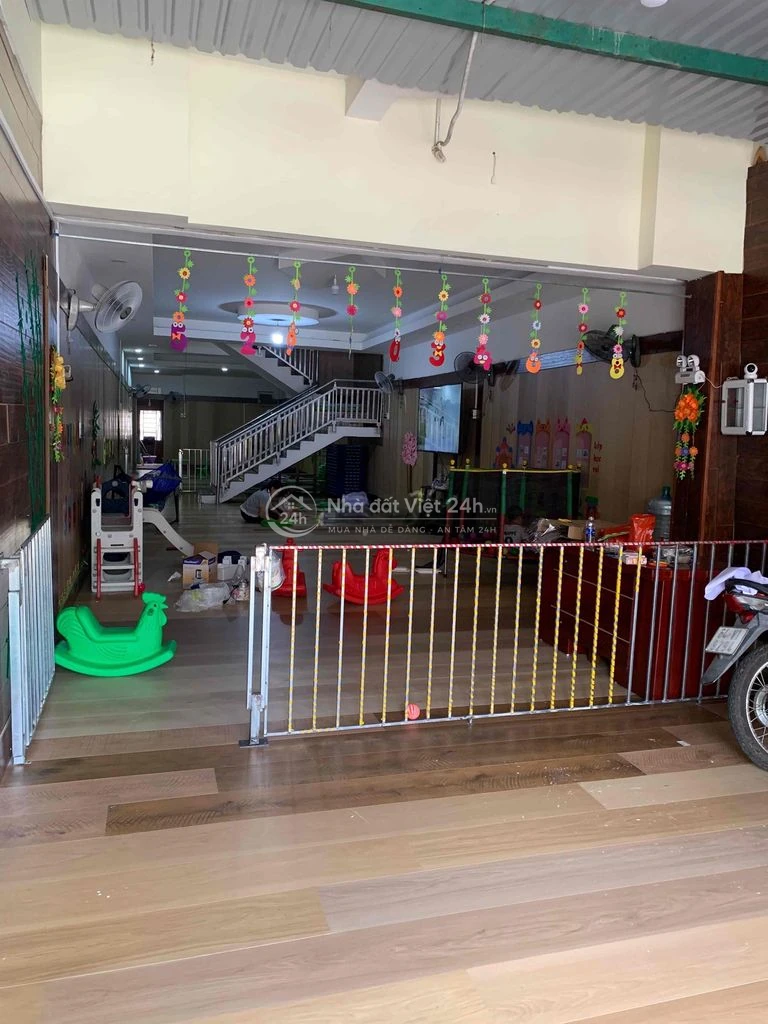 Bán nhà mặt tiền đang cho thuê làm trường mầm non