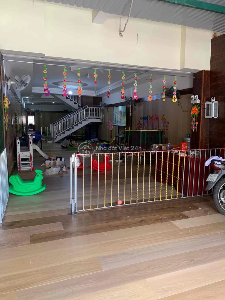 Bán nhà mặt tiền đang cho thuê làm trường mầm non