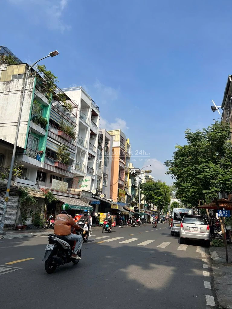 Mặt tiền Quận 1 - DTCN: 27m2 - 2 tầng - Chỉ 10 Tỷ 8 - Nhà cũ tiện xây
