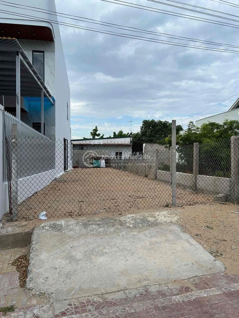 Cho thuê đất trống mặt tiền Nguyễn Thị Minh Khai 150m2
