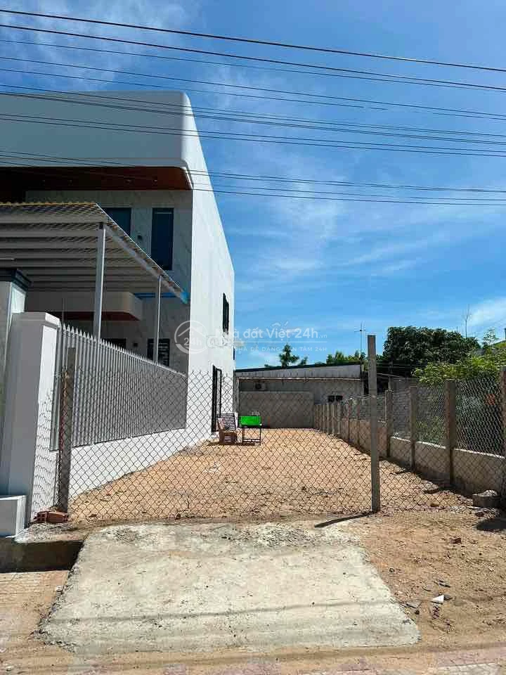 Cho thuê đất trống mặt tiền Nguyễn Thị Minh Khai 150m2