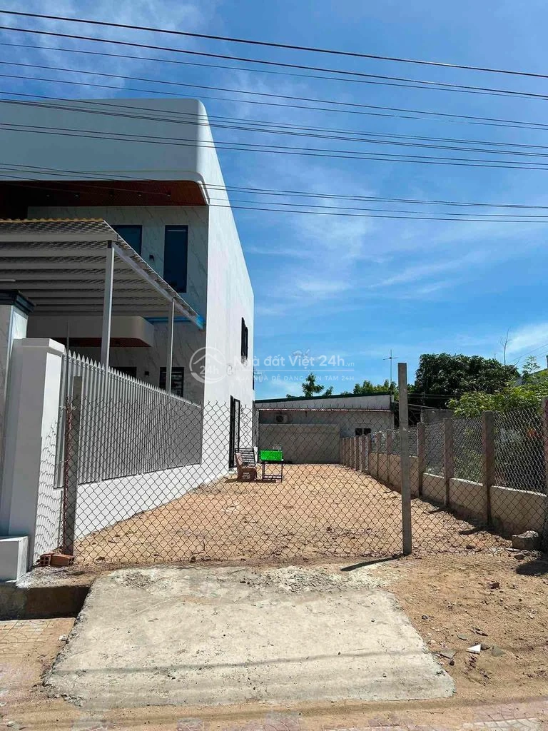Cho thuê đất trống mặt tiền Nguyễn Thị Minh Khai 150m2