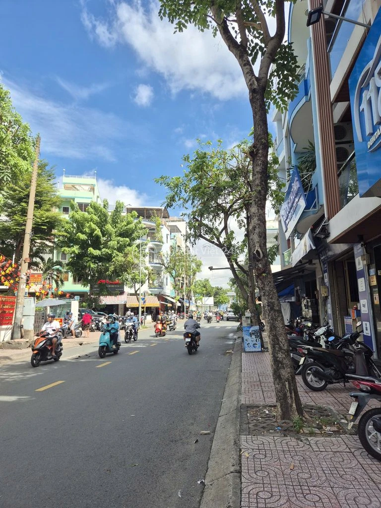 Mặt tiền Quận 11 - DTCN: 62m2 - 3 tầng - Gía : 14 Tỷ vị trí đẹp !!!