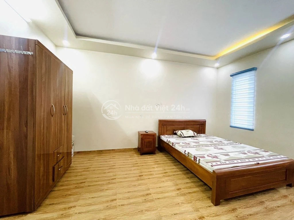 Cho thuê nhà nguyên căn phố Văn Cao, DT: 55m2, 4 p.ngủ full đồ.