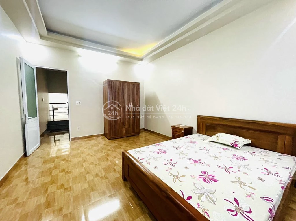 Cho thuê nhà nguyên căn phố Văn Cao, DT: 55m2, 4 p.ngủ full đồ.