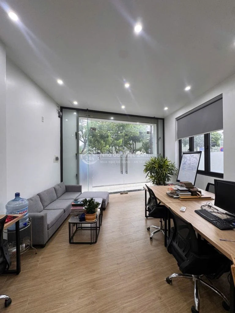Văn phòng full nội thất & thiết bị, 2 mặt tiền đường lớn