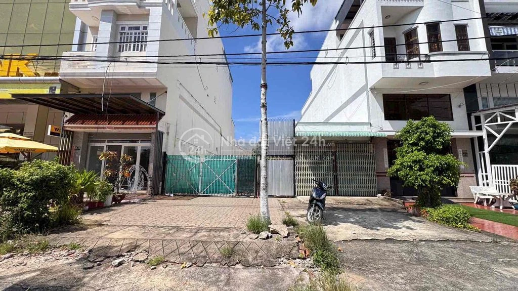 Mặt Bằng 3/2 450m2 2 MT trước sau gần vòng xoay lạc hồng