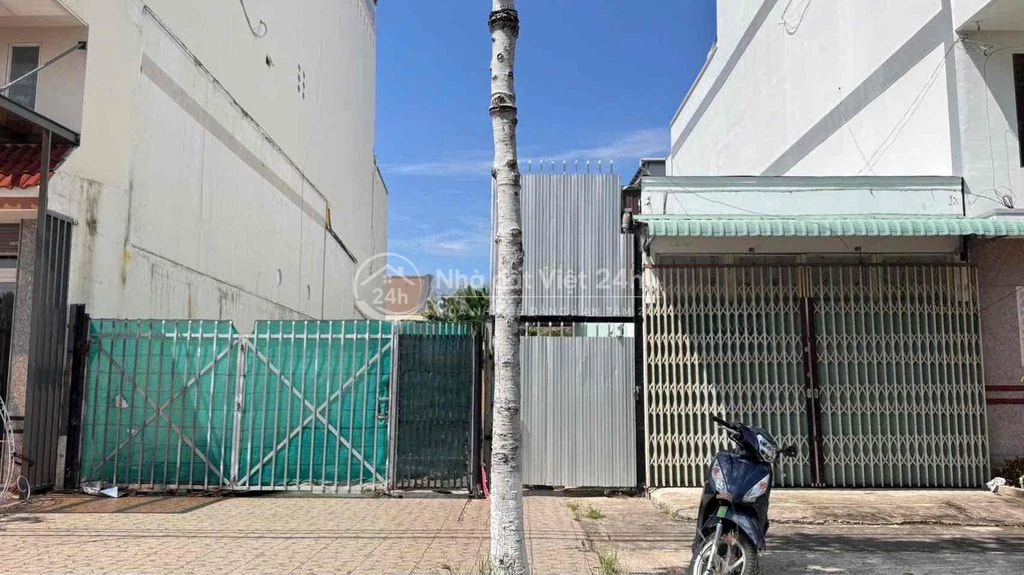 Mặt Bằng 3/2 450m2 2 MT trước sau gần vòng xoay lạc hồng
