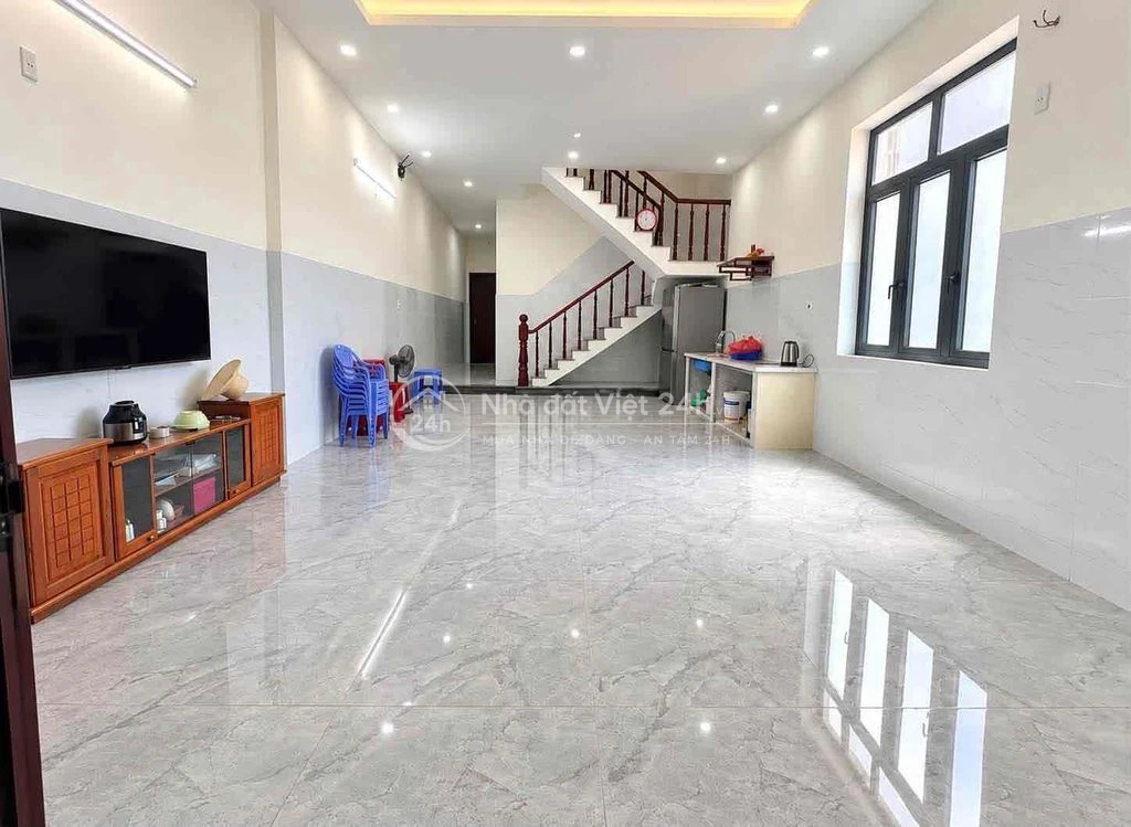 Cho thuê nhà 2 tầng có sân thượng đường 7m5 Bùi Vịnh
