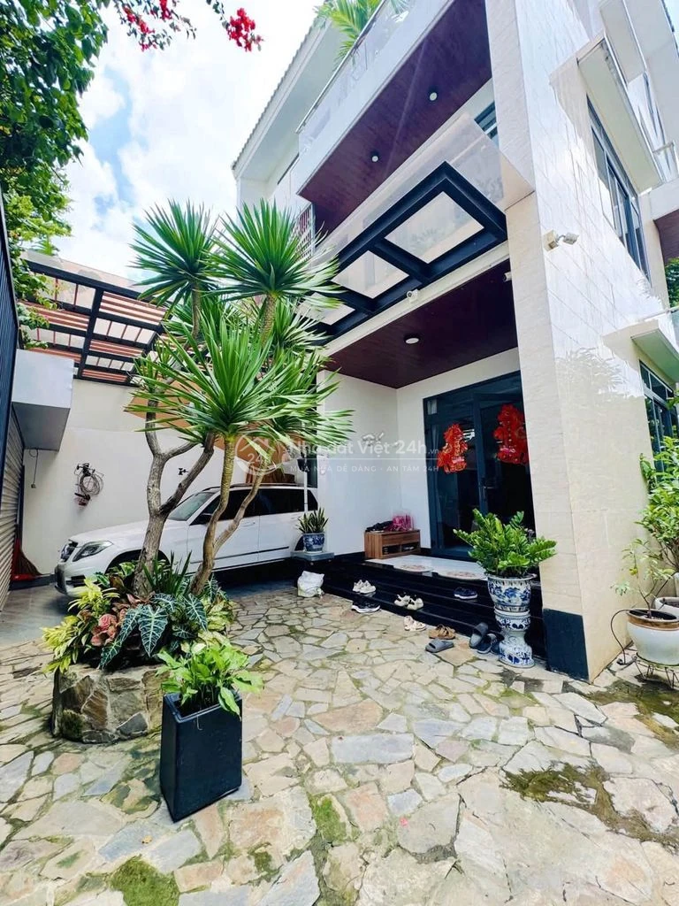 Bán biệt thự sân vườn 220m2 4 tầng Long Trường chỉ nhỉnh 26 Tỷ