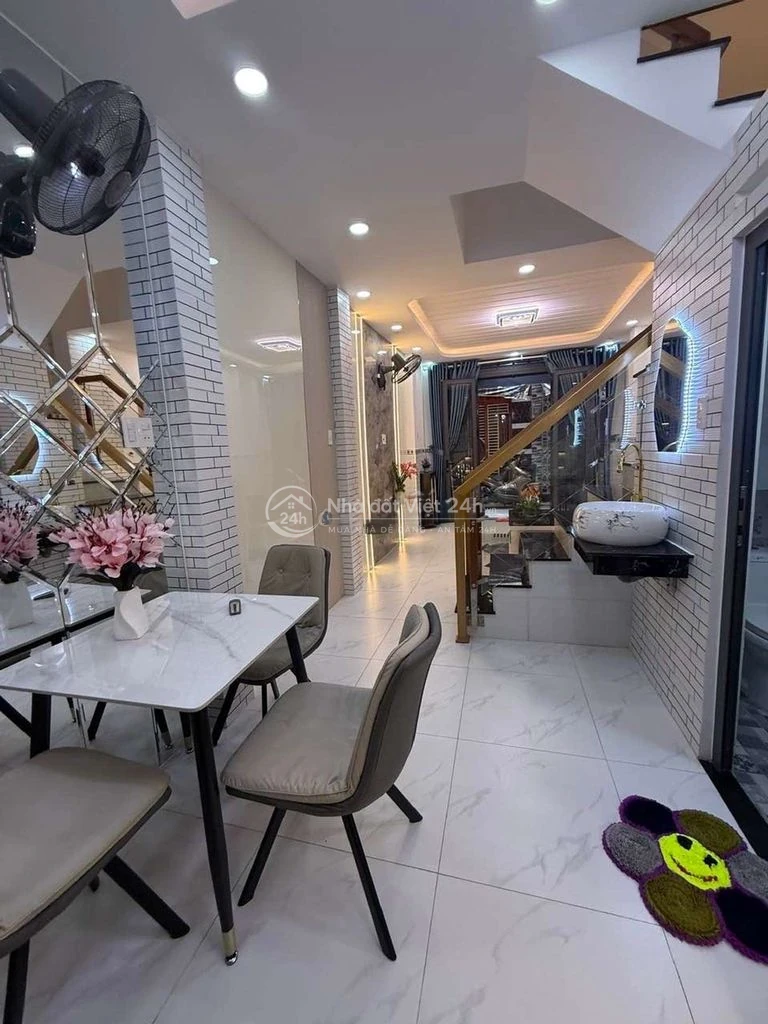 Bán nhà 3 tầng sát bên E mart - 34m² HXH - 3PN - nhỉnh 4 tỷ